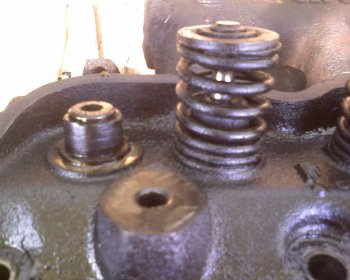Removing the cylinder head valves